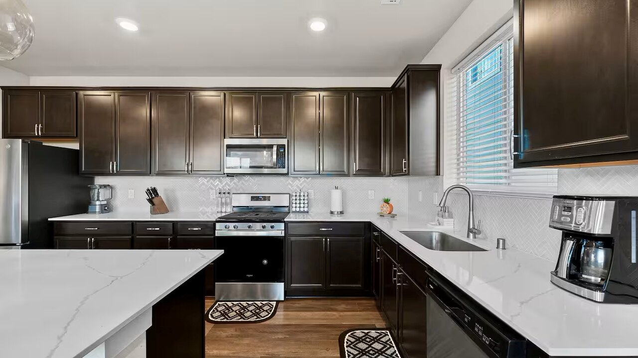 19932 Stylish & Spacious 5BR/3BA Home in Spanaway - Image 32