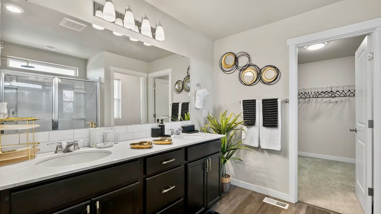 19932 Stylish & Spacious 5BR/3BA Home in Spanaway - Image 37