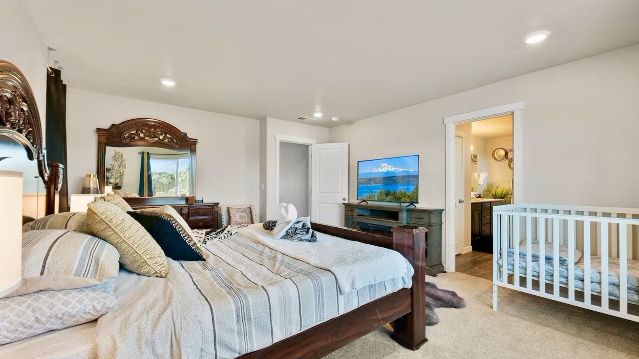 19932 Stylish & Spacious 5BR/3BA Home in Spanaway - Image 36