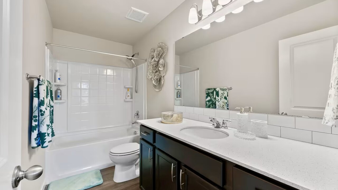 19932 Stylish & Spacious 5BR/3BA Home in Spanaway - Image 39