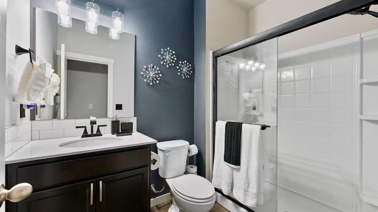 19932 Stylish & Spacious 5BR/3BA Home in Spanaway - Image 38