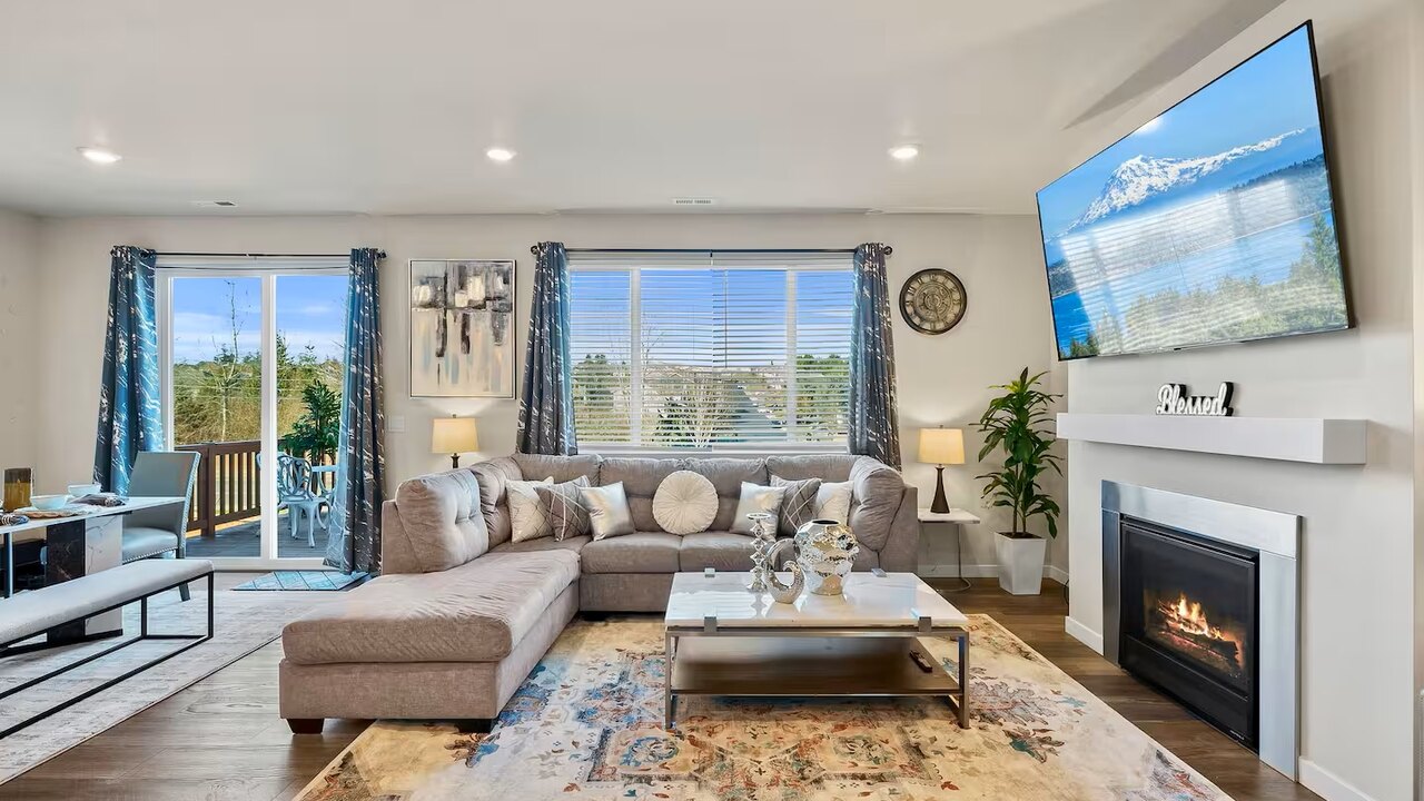 19932 Stylish & Spacious 5BR/3BA Home in Spanaway - Image 40