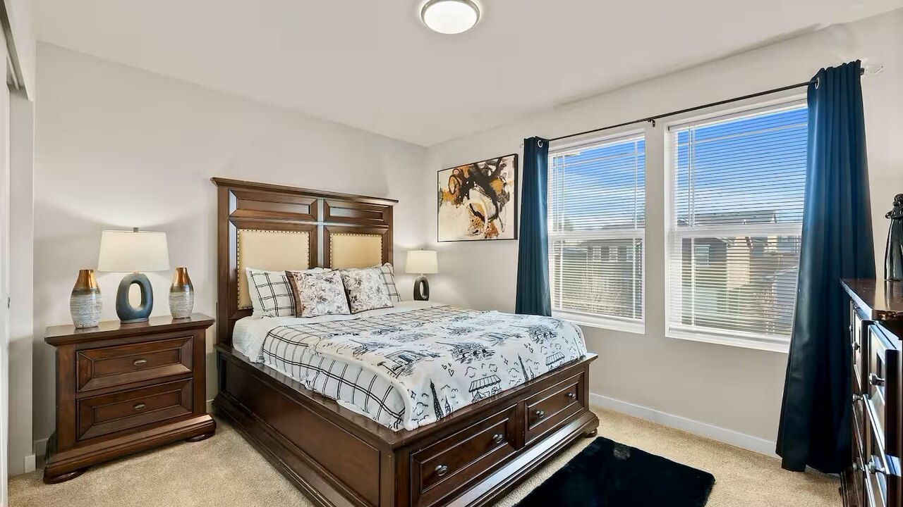 19932 Stylish & Spacious 5BR/3BA Home in Spanaway - Image 41