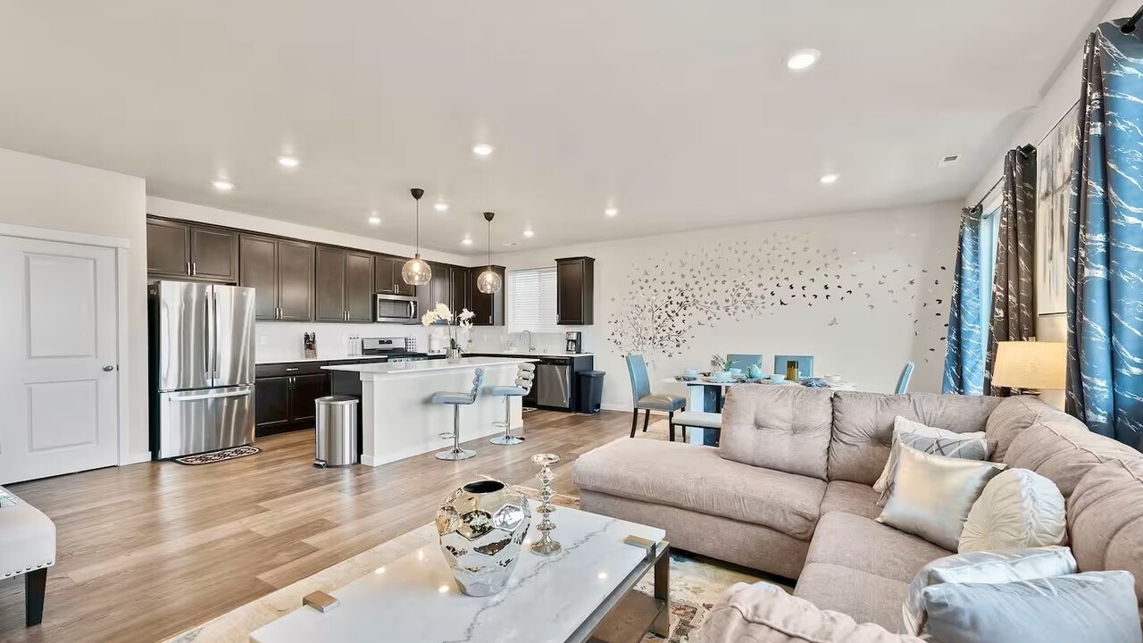 19932 Stylish & Spacious 5BR/3BA Home in Spanaway - Image 43