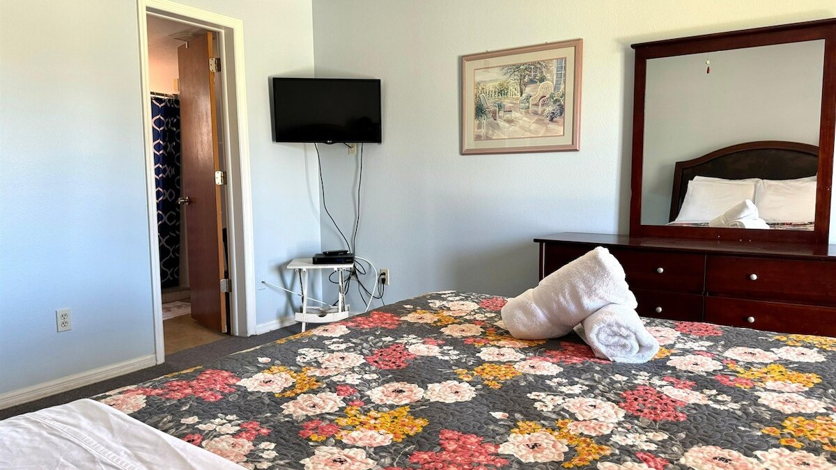 2492 Your home away from Home! - Image 11