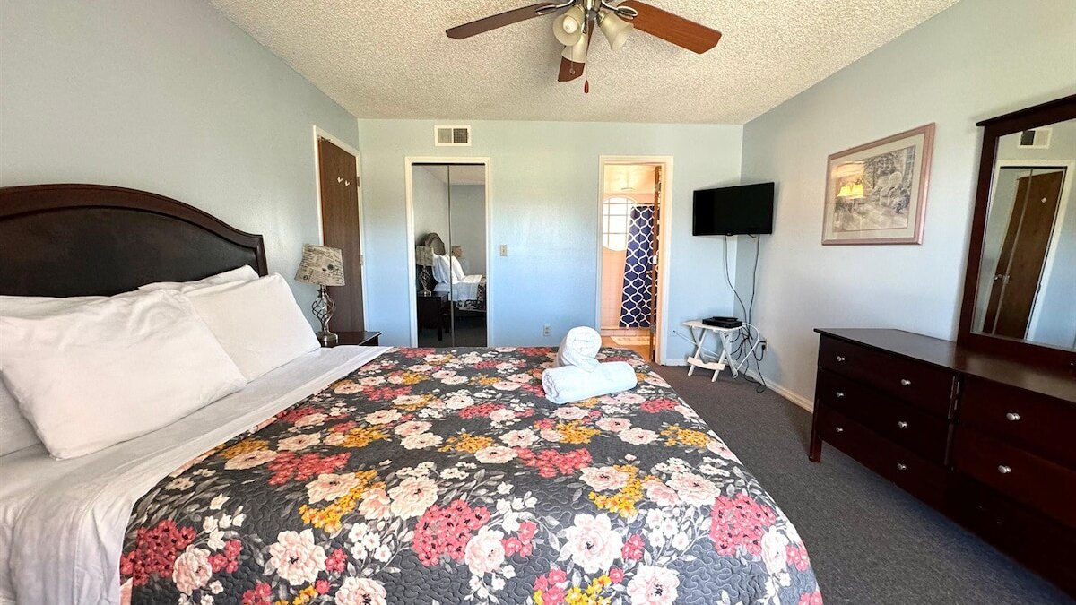 2492 Your home away from Home! - Image 12