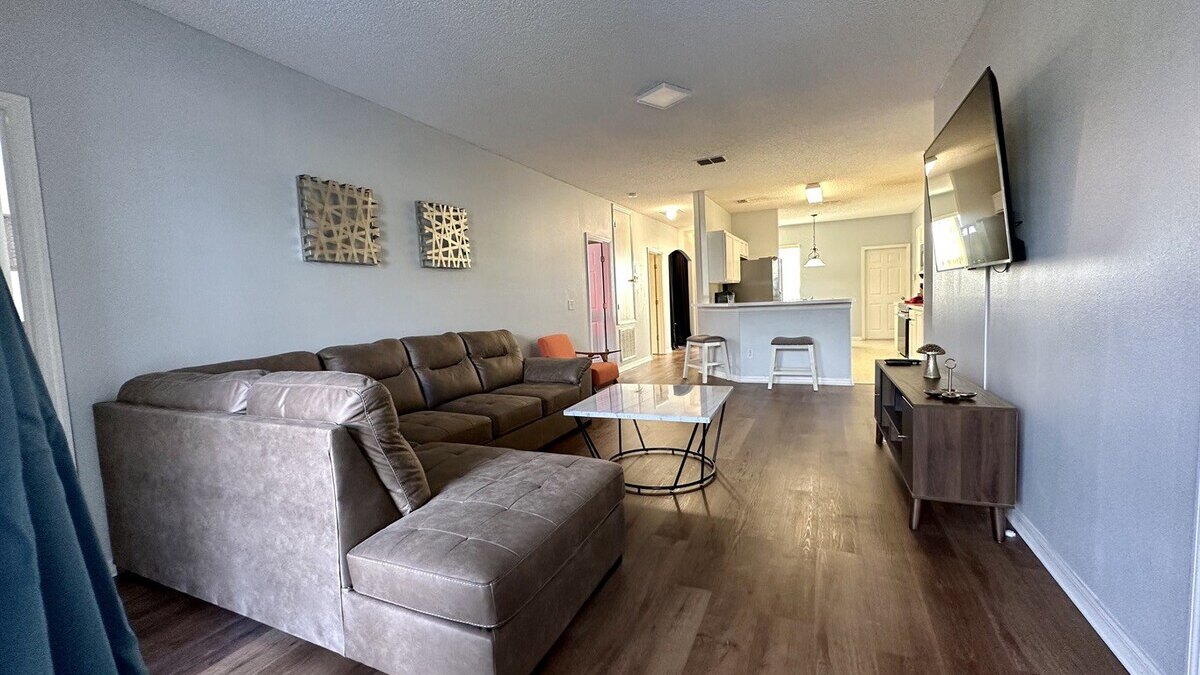 258-Sunset Themed Retreat - Sleeps 10 - Image 4