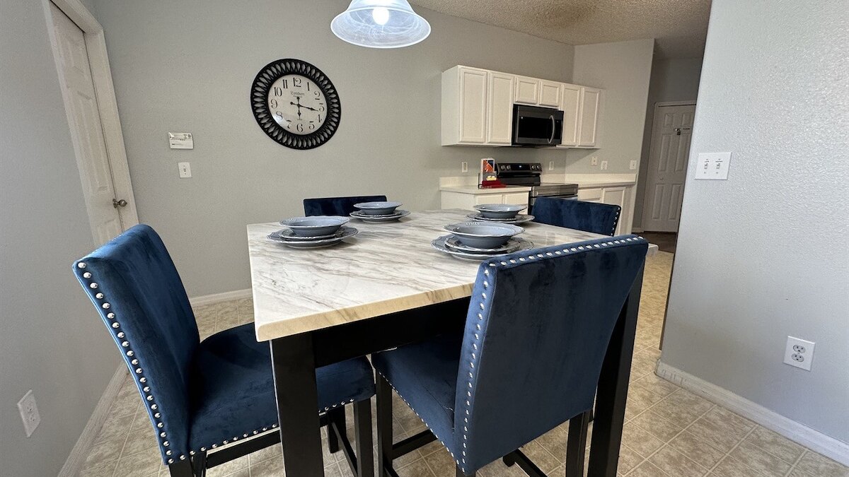 258-Sunset Themed Retreat - Sleeps 10 - Image 6