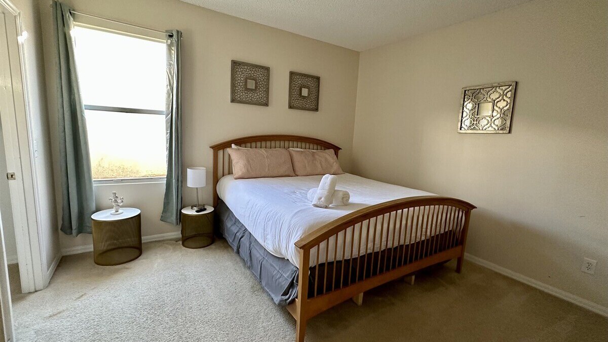 258-Sunset Themed Retreat - Sleeps 10 - Image 12