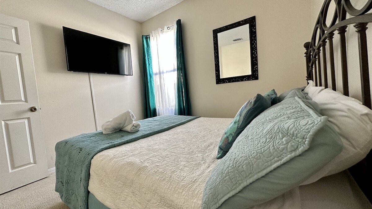 258-Sunset Themed Retreat - Sleeps 10 - Image 17