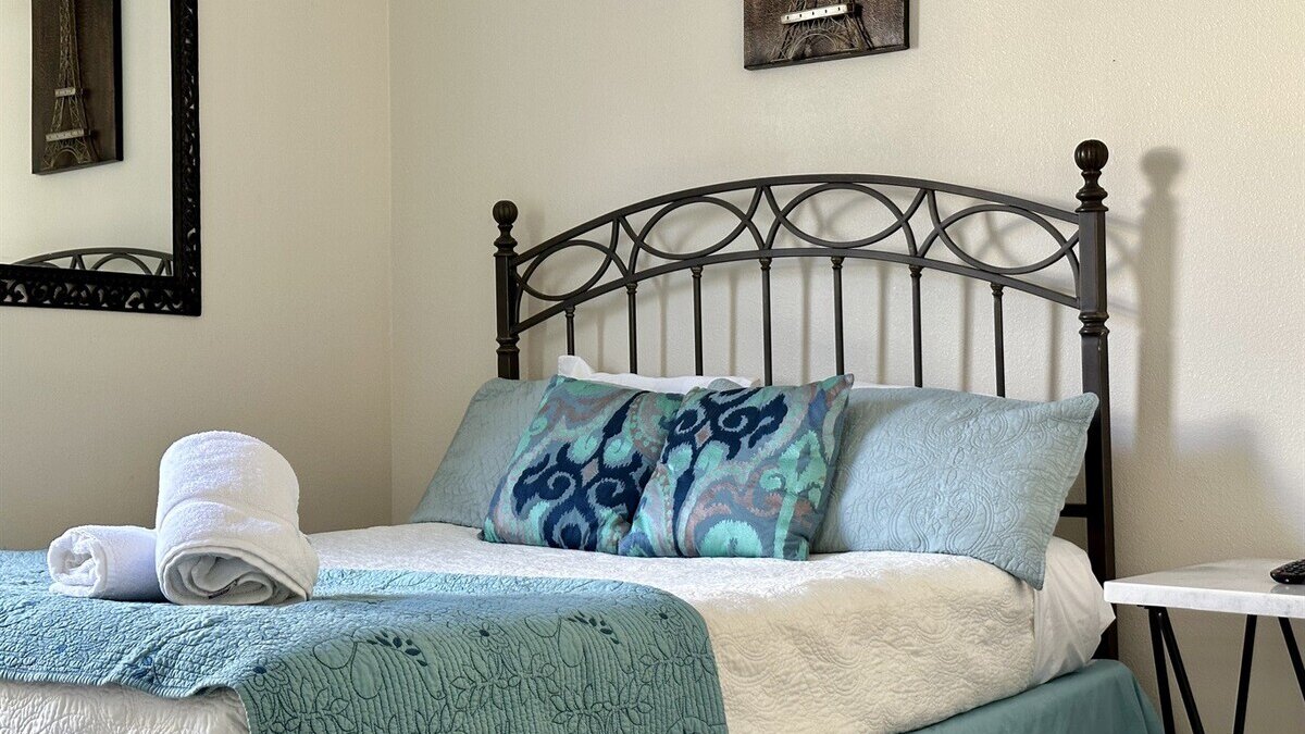 258-Sunset Themed Retreat - Sleeps 10 - Image 16