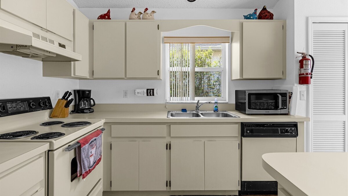 2974 Family-Friendly 3-Bedroom Pool Home - Image 9