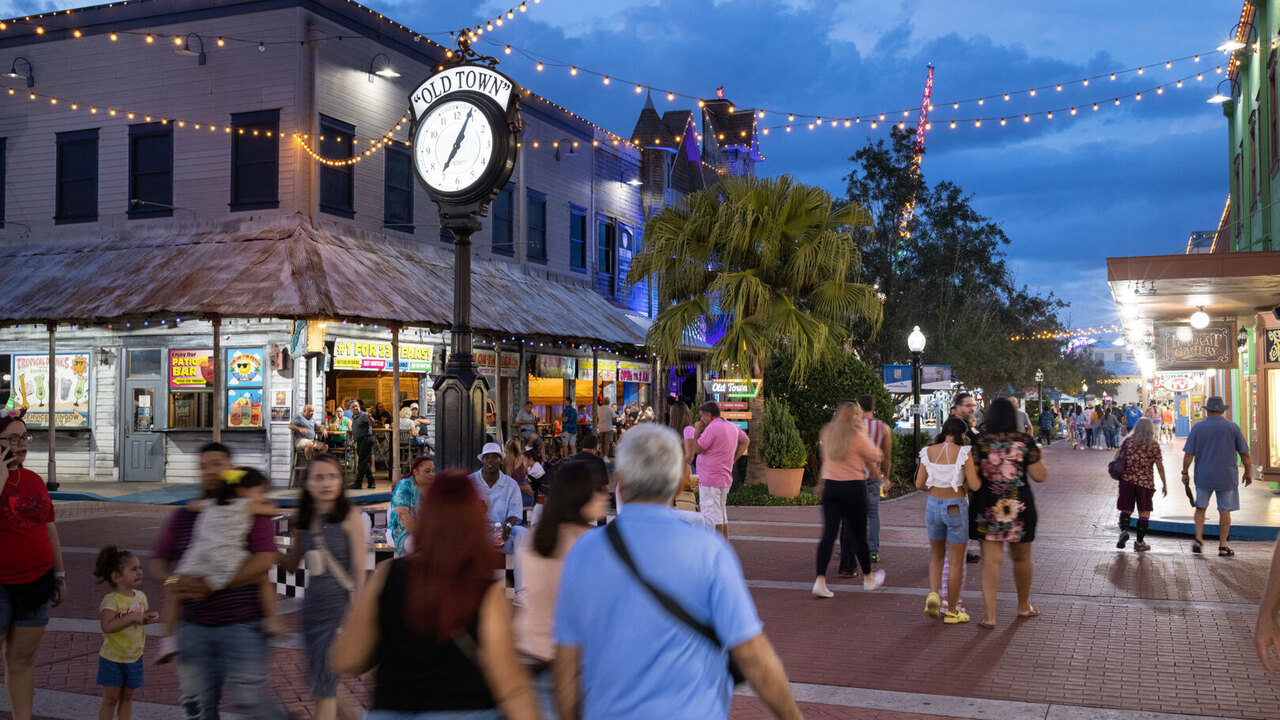 2974 Family-Friendly 3-Bedroom Pool Home - Image 28