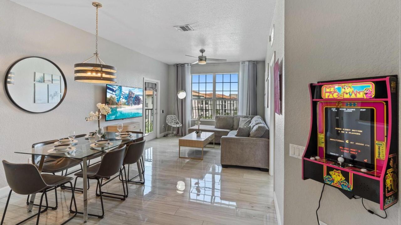 4102 Stylish 3-Bedroom Apartment at Vista Cay #304 - Image 8