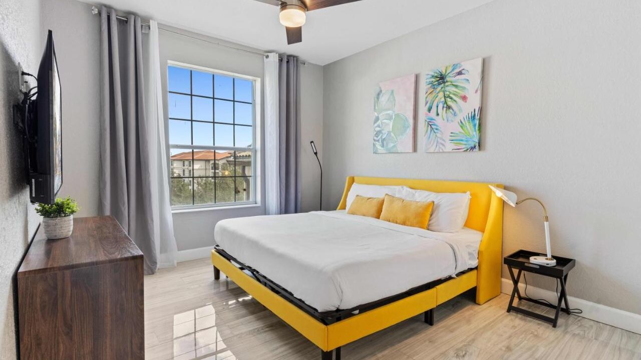 4102 Stylish 3-Bedroom Apartment at Vista Cay #304 - Image 12