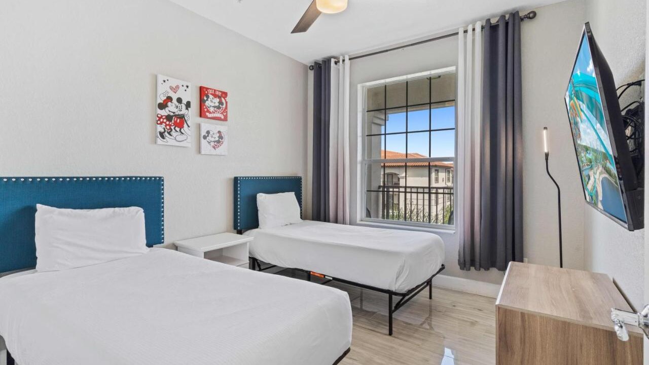 4102 Stylish 3-Bedroom Apartment at Vista Cay #304 - Image 17