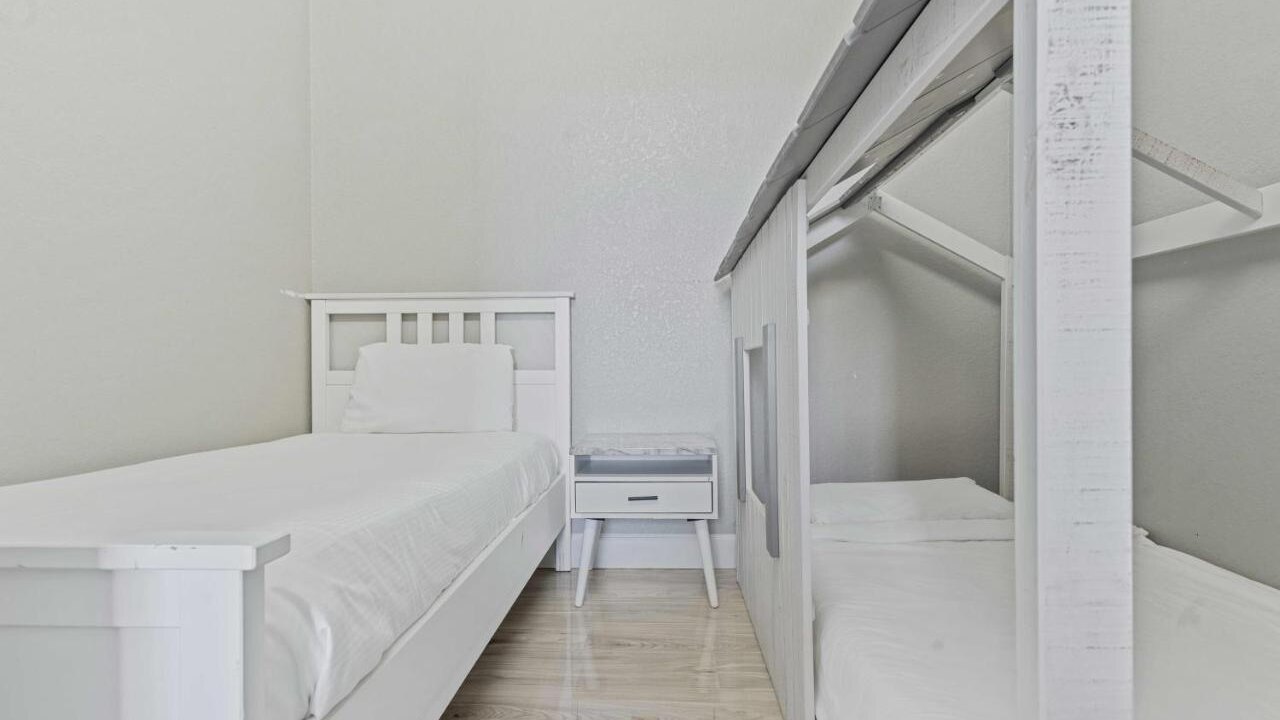 4102 Stylish 3-Bedroom Apartment at Vista Cay #304 - Image 18