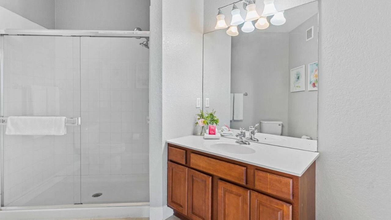 4102 Stylish 3-Bedroom Apartment at Vista Cay #304 - Image 19