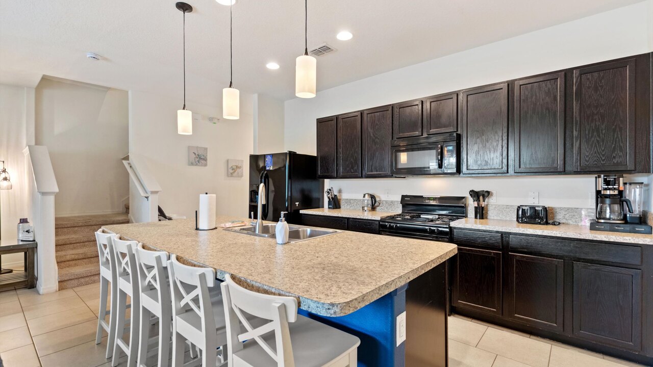 4723 Private 4BR Oasis w/ Pool Near Disney - Image 7