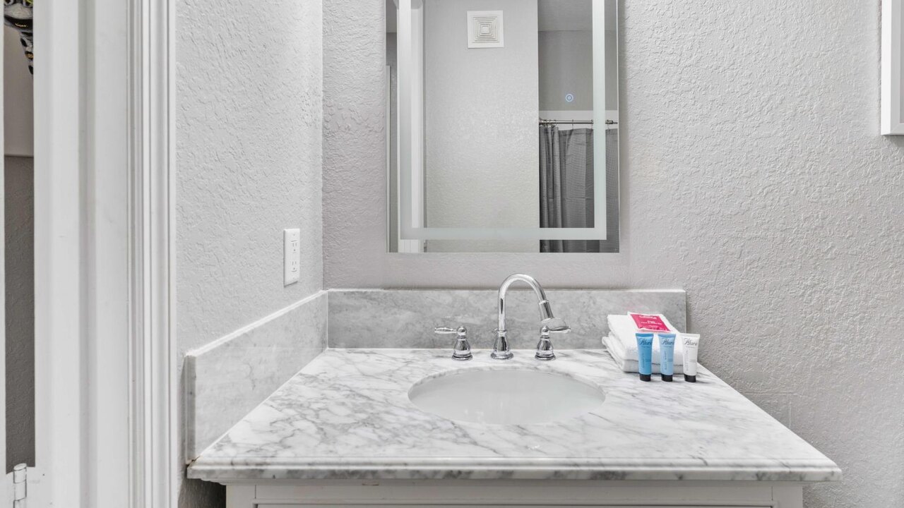 4804 Stylish 4BR Townhouse at Vista Cay #307 - Image 21