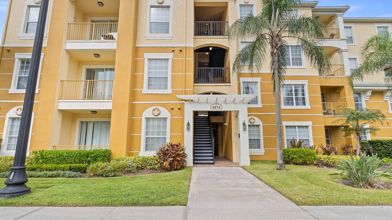 4814 Spacious 3-Bedroom Condo at Vista Cay #204. - Image 2